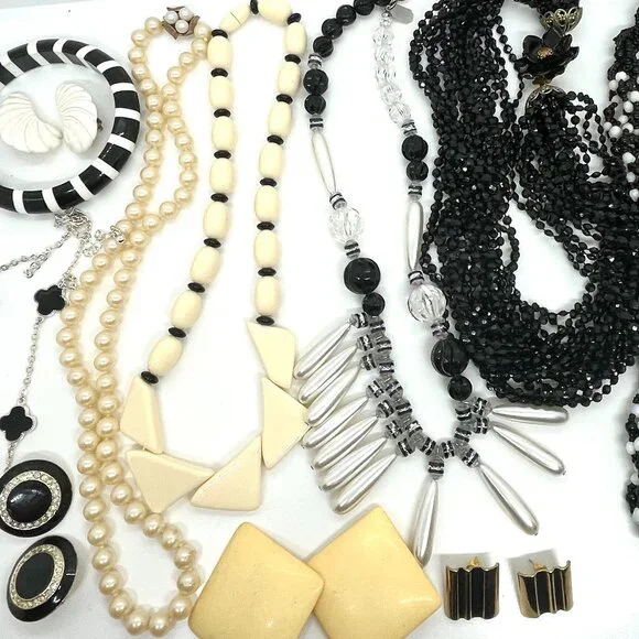 VINTAGE MODERN JEWELRY LOT BLACK WHITE NECKLACES EARRINGS BANGLE CURATED - Picture 5 of 13